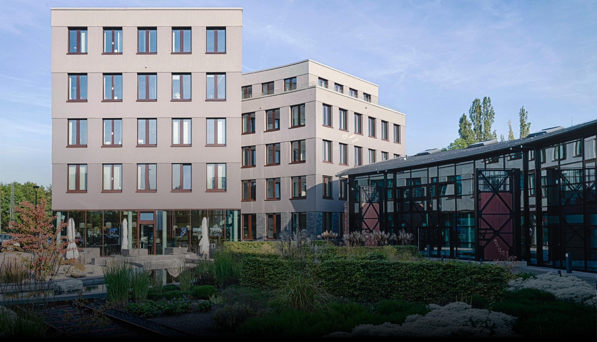 Gebäudeensemble mit begrüntem Innenhof